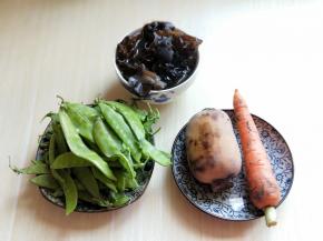 准备食材，干木耳放入碗里，冷水冲洗两遍，再次加入冷水将木耳自然泡发。