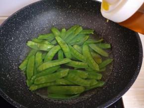 将荷兰豆焯水，锅中加入水烧开，下处理好的荷兰豆，滴入食用油，烧开立刻捞出。