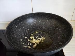 锅中加入油，油温7成时加入葱姜蒜炒香。