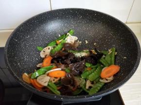 加入泡发的木耳，中小火翻炒2分钟。