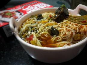 直接倒入骨汤，搅拌均匀即可