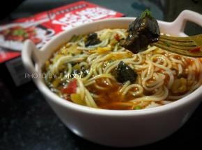 直接倒入骨汤，搅拌均匀即可