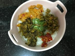 趁着骨汤加热的时间，将所有的配料倒入碗内