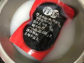 将骨汤放入热水中泡10分钟，也可以放锅中加热