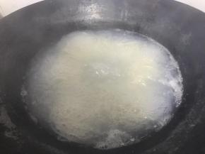 锅中加入适量水，等水开了之后加入粉丝