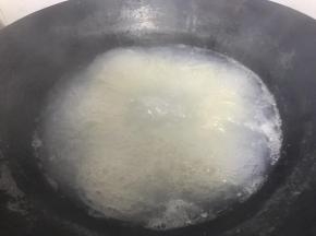 锅中加入适量水，等水开了之后加入粉丝