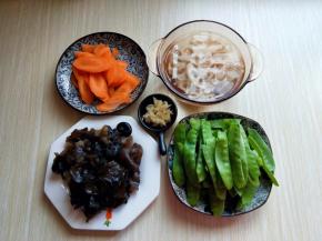 首先将荷兰豆去根，去尖，把荷兰豆的两边的筋拉掉，这样荷兰豆口感才更加嫩脆，莲藕，胡萝卜去皮，洗干净，切片。