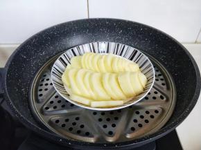 土豆去皮，洗净，切片，隔水蒸熟。