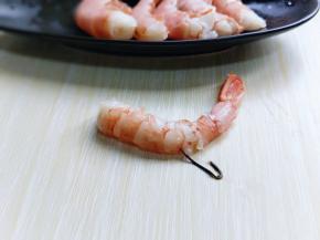 首先将红虾尾去虾线，阿根廷红虾的虾线比较粗特别好去除，轻轻一拉就出来了。
