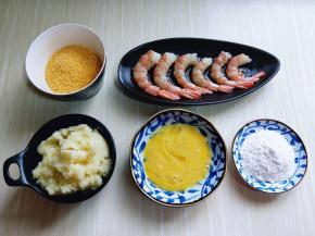 蒸的土豆压成土豆泥，准备工作做好。