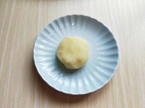 取一款土豆泥，用手心压扁。