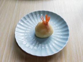 放上腌制好的阿根廷红虾尾包起来，如图。依次包好，尽量捏的紧一点。