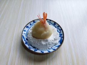 首先将包好土豆泥的红虾放入淀粉器具中，均匀沾满淀粉。