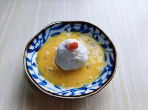 再放入打散的蛋液器具中，均匀裹上蛋液。