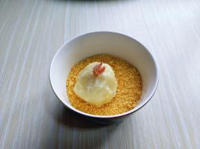 最后再放入面包糠的器具中，均匀的沾满面包糠。