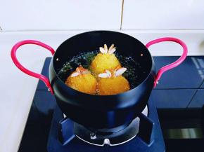 起油锅，油温6-7成时热时，加入做好的凤尾虾小火炸至金黄即可。