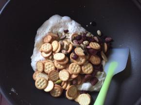 最后倒入干果和饼干，继续搅拌均匀