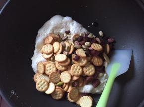 最后倒入干果和饼干，继续搅拌均匀