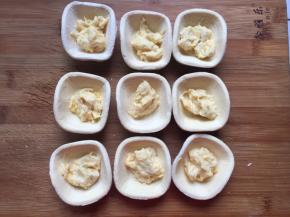 蛋挞皮解冻以后，将榴莲肉放入蛋挞皮中