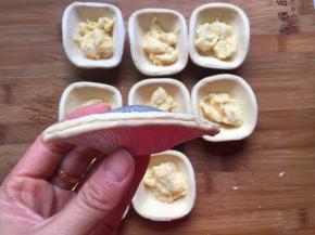 蛋挞皮两边向中间折叠