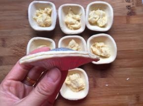 蛋挞皮两边向中间折叠