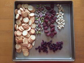 准备好材料，花生放进烤箱180度烤10分钟（根据自己烤箱温度），出炉冷却后去掉外皮