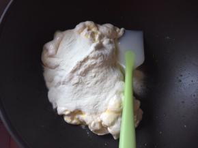 棉花糖软化后倒入奶粉，继续搅拌均匀