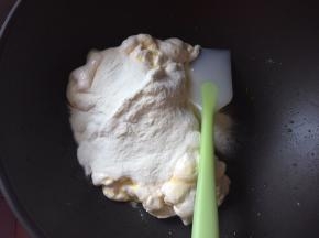 棉花糖软化后倒入奶粉，继续搅拌均匀