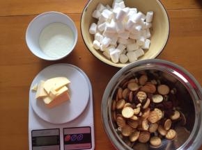 准备好全部材料，将饼干和干果全部混合
