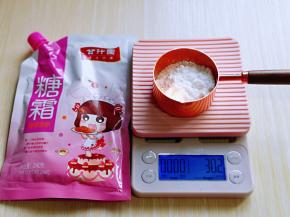 首先将糖粉称重，一定要用糖粉哈，做好后口感比较细腻。