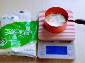 玉米淀粉称重。