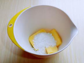 将软化好的黄油，放入较深的器具中，加入糖粉。