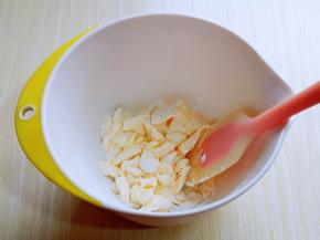 用硅胶铲搅拌均匀。(这样可以避免启动电动打蛋器时糖粉飞扬)