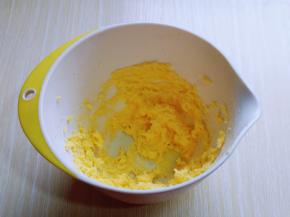 启动电动打蛋器，低速将黄油打至蓬松状态。