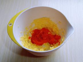 加入南瓜泥，盐，启动电动打蛋器，打至黄油与南瓜泥融合。