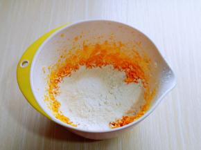 筛入低筋面粉与玉米淀粉，翻拌均匀，至无干粉。