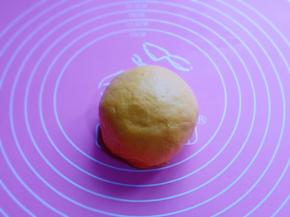 再揉成面团，盖上保鲜膜，醒10分钟。