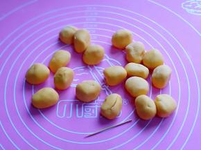 醒好呢面团分成等份的小面团。(每个面团约12g，可以根据个人喜欢选择大小)