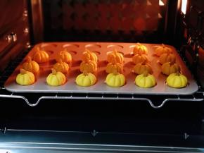 将烤盘入东菱烤箱中层。