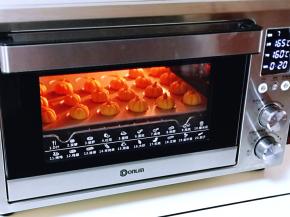 上管165°，下管160°烤20分钟。(烤箱温度及时间仅供参考，具体根据自家烤箱性能另定)