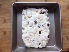 放入不沾烤盘中，整形