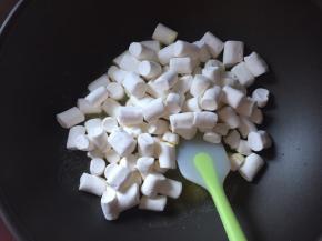 黄油放进不粘锅中，小火软化成液体后，倒入棉花糖，一直翻拌
