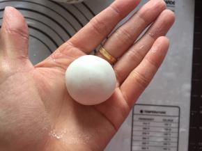 放入手心一直轻轻揉圆