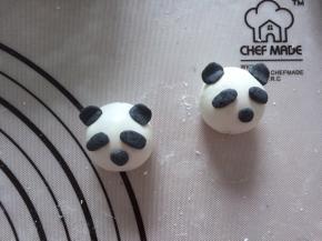 熊猫也是一样，用竹炭糯米团做出耳朵、眼睛、鼻子，粘上