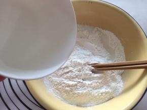 将开水倒入糯米粉中搅拌