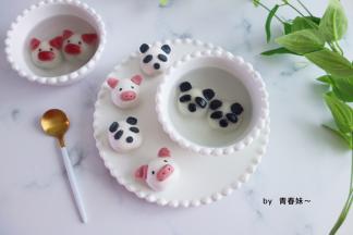 水烧开后，放入锅中煮，汤圆浮起来后再煮两分钟即可，火不要开太大，容易把汤圆煮烂