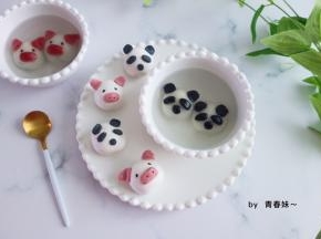 水烧开后，放入锅中煮，汤圆浮起来后再煮两分钟即可，火不要开太大，容易把汤圆煮烂