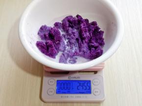 紫薯去皮，切小块，隔水蒸熟，用小勺碾碎，加入20g牛奶，搅拌均匀。