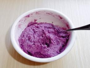  最后成为较黏稠糊状，搅拌起来比较吃力的那种即可！