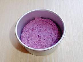 将6寸活底蛋糕模具刷上一层食用油（以便脱模）将发糕糊倒入模具中，抹平。